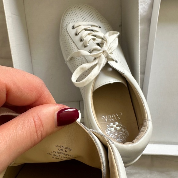 Vince Camuto white sneakers - Picture 4 of 5